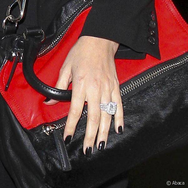 Cl?ssica, Khloe Kardashian apostou no preto para unhas e bolsa, que ainda tinha um detalhe em vermelho